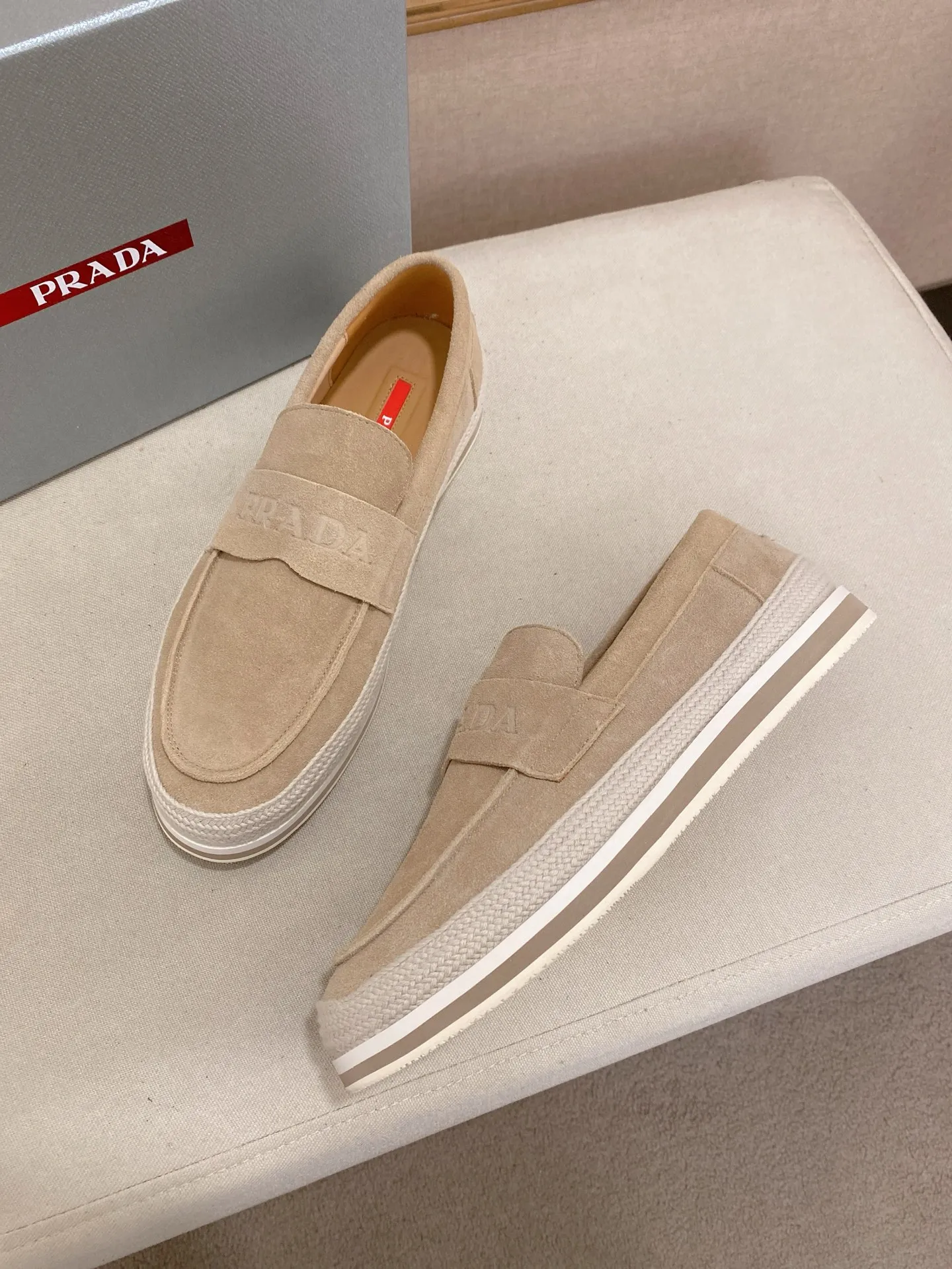 Men's shoes 💰 480💰 ✔️✔️✔️Top high version High-quality new PRADA (Prada) counters are launched at the same time. The new men's shoes and 😘fabrics are purely handmade in Niujing. Lining: Full cowhide lining. 👍🏿High-end☄️Open-molded non-slip rubber outsole, exquisite lines, simple and elegant, comfortable and high-end for leisure travel. Code number: 38-44. Can be customized45